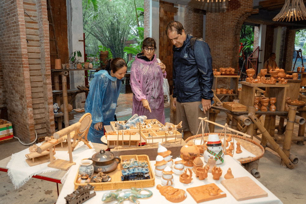 Visitors can purchase pottery items that are both practical for daily life and beautifully crafted with exquisite detail (Source: Visit Hoi An)